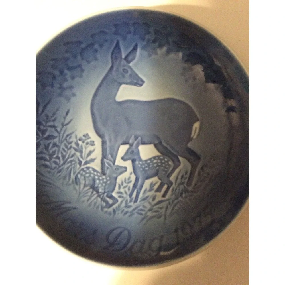 B & G Copenhagen Denmark 1975 Blue White Collector Plate Mother Deer And Fawns